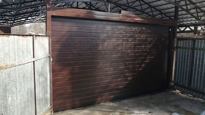Секционные гаражные ворота с боковой дверью в одном стиле