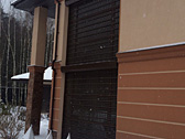 Коричневые роллетные решетки на окнах коттеджа - фото 4, д. Рассказовка